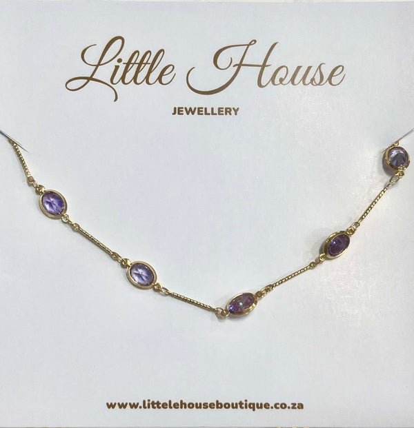 Gold chain with oval stones: amethyst